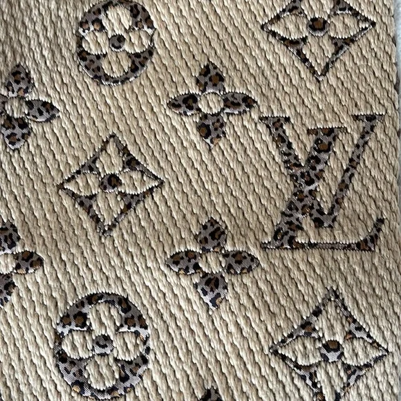 NWT Louis Vuitton Logomania jungle print scarf